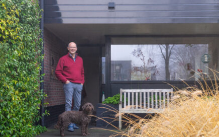 Barry Hoogendoorn staat samen met zijn hond voor zijn huis in Hilversum.