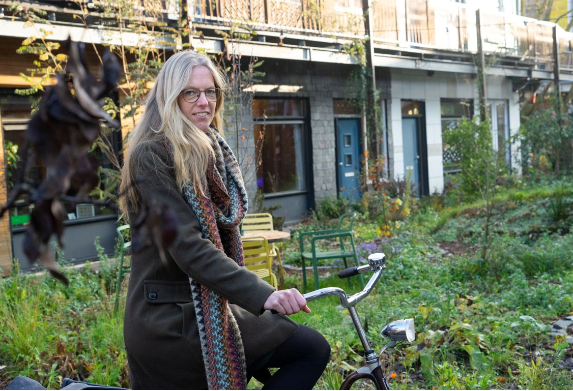 Kirsten Alblas op de fiets voor groene tuinen in Utrecht.