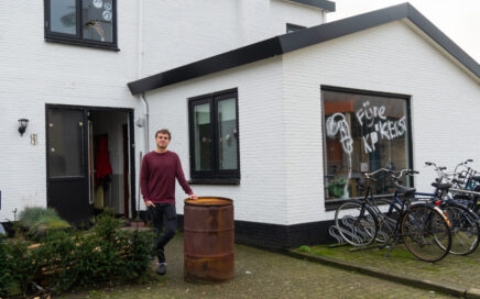 Jeremy van Braak voor zijn studentenhuis in Ede.