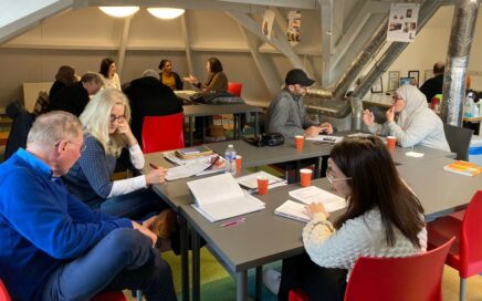 ‘Op zolder’ in de bibliotheek wordt er verdeeld in groepjes hard gewerkt. (Foto: Emma van Rijsoort)