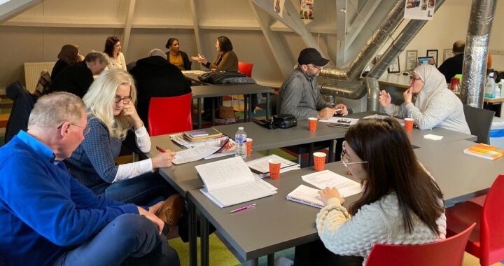 ‘Op zolder’ in de bibliotheek wordt er verdeeld in groepjes hard gewerkt. (Foto: Emma van Rijsoort)