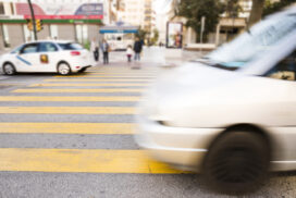 Auto rijd hard over de snelweg