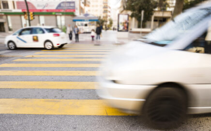 Auto rijd hard over de snelweg