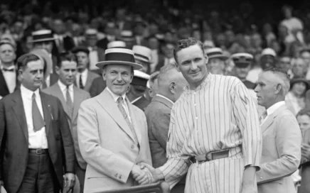 Walter Johnson (rechts) schudt de hand van Calvin Coolidge, de 30e president van de Verenigde Staten