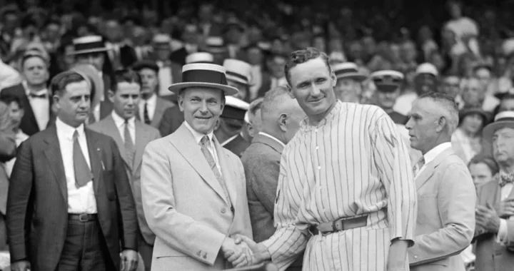 Walter Johnson (rechts) schudt de hand van Calvin Coolidge, de 30e president van de Verenigde Staten