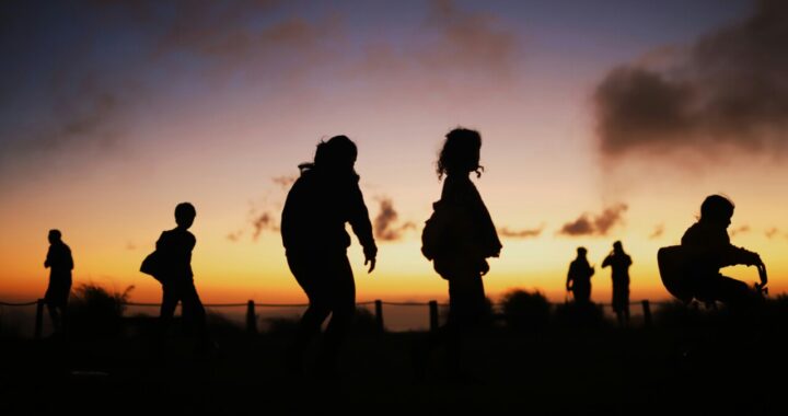 Silhouet van een man met een pet op een zomeravond. Foto: Jose Carlo Garcia op Unsplash