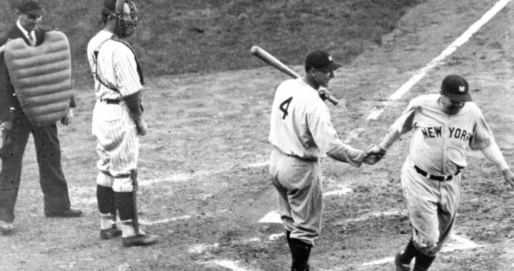 Babe Ruth na zijn homerun in de derde wedstrijd van de World Series van 1932