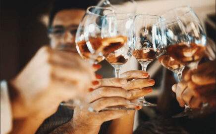 Groep van mensen die proosten met een glas rosé - Minder wijndrinkers in Nederland maar er is hoop