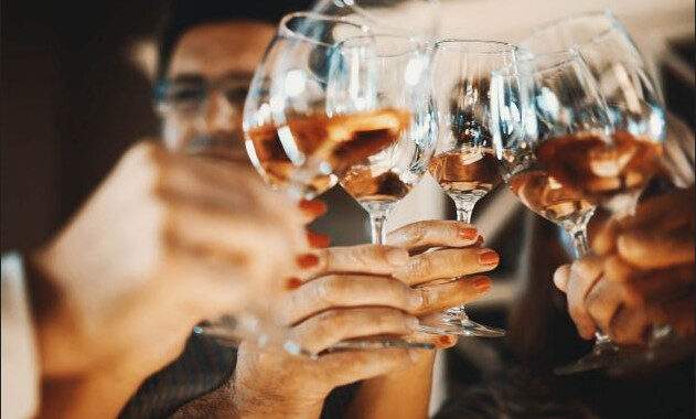 Groep van mensen die proosten met een glas rosé - Minder wijndrinkers in Nederland maar er is hoop