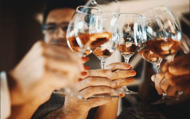 Groep van mensen die proosten met een glas rosé - Minder wijndrinkers in Nederland maar er is hoop