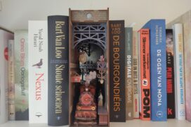 Foto van de book nook 'The Steam Age' van Tonecheer op een boekenplank