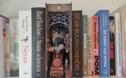 Foto van de book nook 'The Steam Age' van Tonecheer op een boekenplank