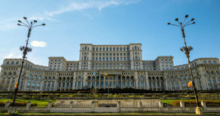 Het megalomane parlementsgebouw in Boekarest, rechtenvrije foto freepik.com